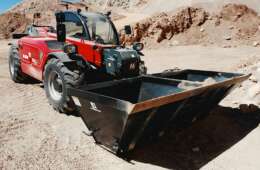 Dual discharge refilling bucket Dual discharge refilling bucket