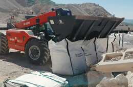 Dual discharge refilling bucket Dual discharge refilling bucket